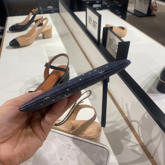 CORNER ZIP WRISTLET IN SIGNATURE CANVAS C1862 - Picture 4 of 5